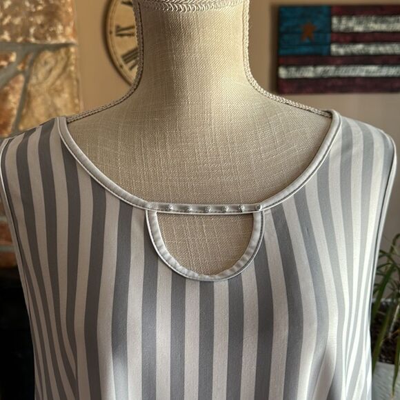 WOMENS VICTORIA Sleeveless Keyhole Top Size 3X Gray and White Stripes - Picture 2 of 8